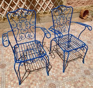 Sillas de metal azul con cojines
