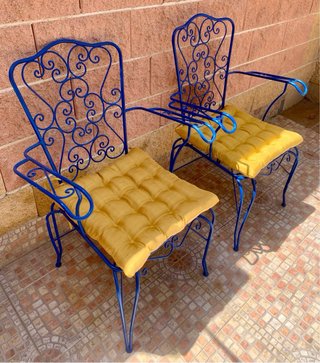 Sillas de metal azul con cojines