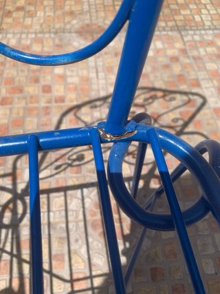 Sillas de metal azul con cojines