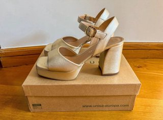 Sandalias Unisa Odran Tacon Ancho Doradas
