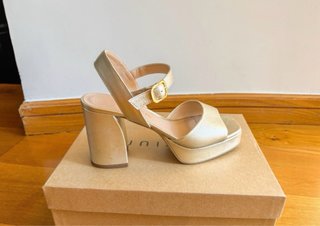 Sandalias Unisa Odran Tacon Ancho Doradas