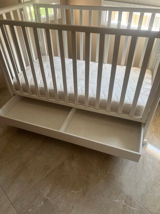 Cuna de madera blanca