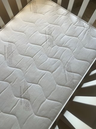 Cuna de madera blanca