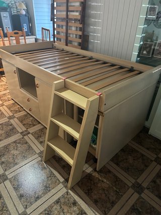 Cama alta de madera juvenil