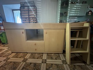 Cama alta de madera juvenil