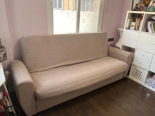 Sofá cama beige con arcón y cojines