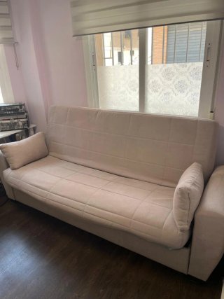Sofá cama beige con arcón y cojines