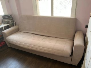 Sofá cama beige con arcón y cojines