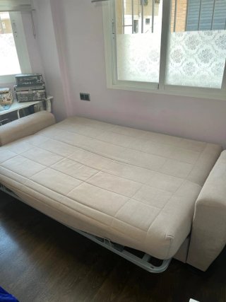 Sofá cama beige con arcón y cojines