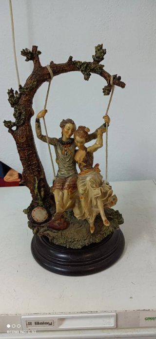 Figura pareja columpio decorativa