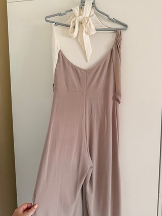 Mono largo drapeado beige y blanco