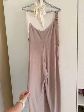 Mono largo drapeado beige y blanco
