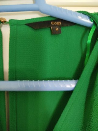 Mono Elogy verde elegante mujer