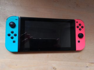 Nintendo con soporte tele, adaptador mando y cable