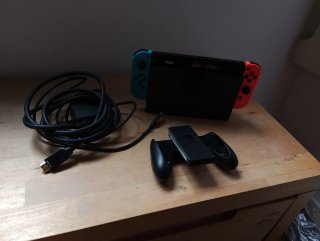 Nintendo con soporte tele, adaptador mando y cable