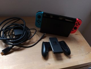 Nintendo con soporte tele, adaptador mando y cable