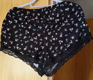 Pijama floral negro y rosa