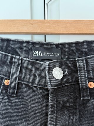 Pantalón vaquero negro boyfriend Zara talla 36