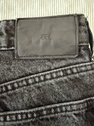 Pantalón vaquero negro boyfriend Zara talla 36
