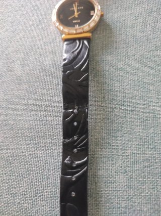 Reloj Oriflame Negro y Dorado