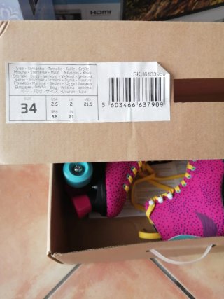 Patines rosas con cordones amarillos