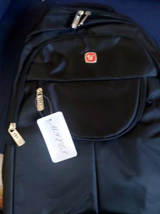 Mochila impermeable negra con múltiples bolsillos