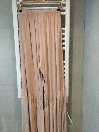 Pantalón rosa nude con volante