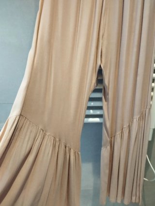 Pantalón rosa nude con volante