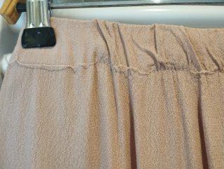 Pantalón rosa nude con volante