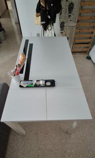 Mesa de salón blanca de madera