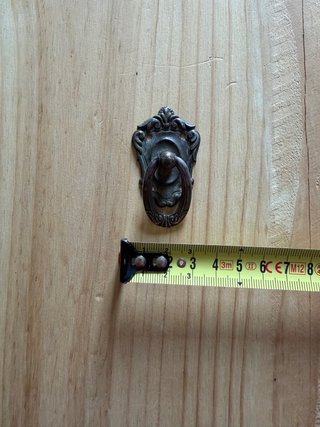 Tirador de metal antiguo