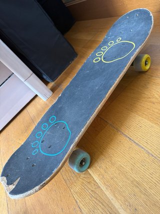 Tabla de skate con huellas