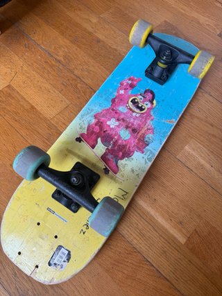 Tabla de skate con huellas