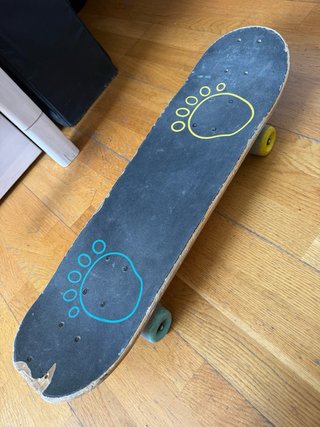 Tabla de skate con huellas