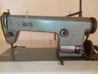 Máquina de coser Alfa 157 con mesa