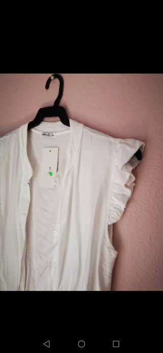 Blusa blanca con volantes