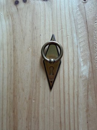 Tirador de bronce antiguo