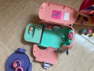 Lote Bebés Llorones: Casa, Caravana, Iglu y muñeco