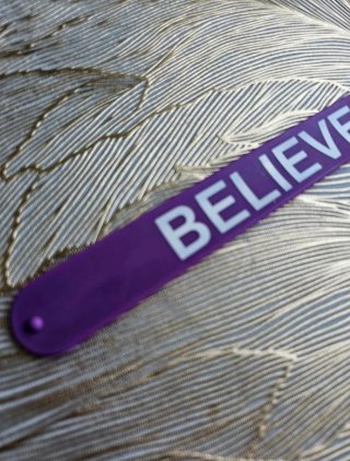 Braccialetto in silicone viola "Belive" unisex