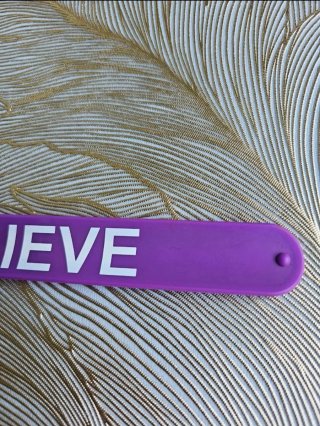 Braccialetto in silicone viola "Belive" unisex