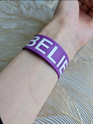 Braccialetto in silicone viola "Belive" unisex