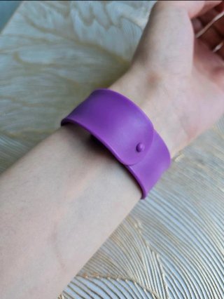 Braccialetto in silicone viola "Belive" unisex