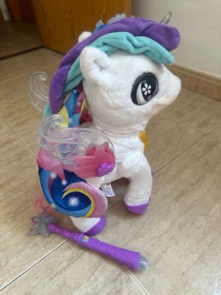Unicornio de peluche interactivo con varita