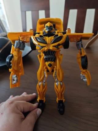 Transformador de juguete amarillo