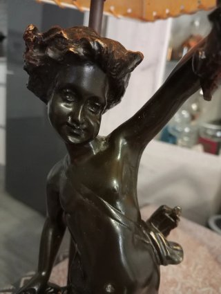 Lámparas de mesa con figuras de querubín