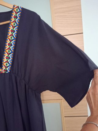 Vestido negro con bordado multicolor