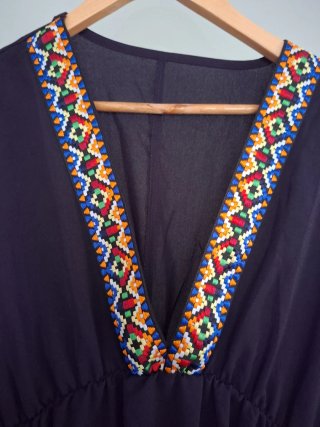 Vestido negro con bordado multicolor