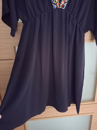Vestido negro con bordado multicolor
