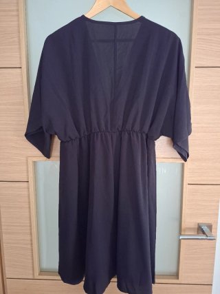 Vestido negro con bordado multicolor