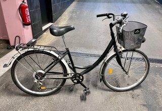 Bicicleta de paseo negra con cesta